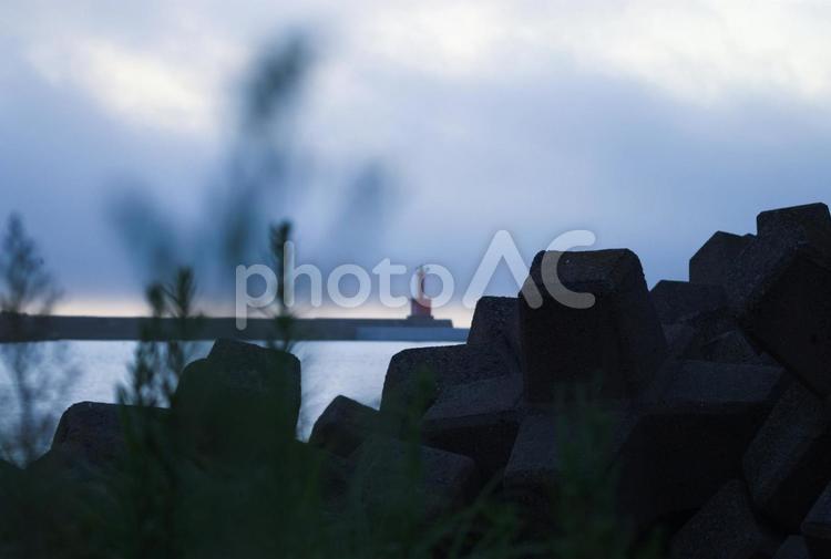 ＜五島の風景＞夜明けの沖の堤防と灯台 灯台,堤防,防波堤の写真素材