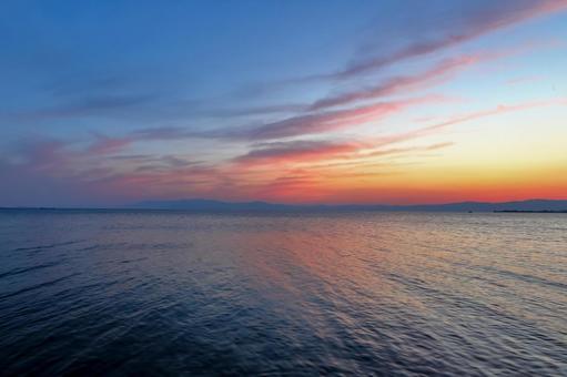 空と湖を染めるマジックアワーの絶景 空と湖を染めるマジックアワーの絶景 マジックアワー,夕焼け,空の写真素材