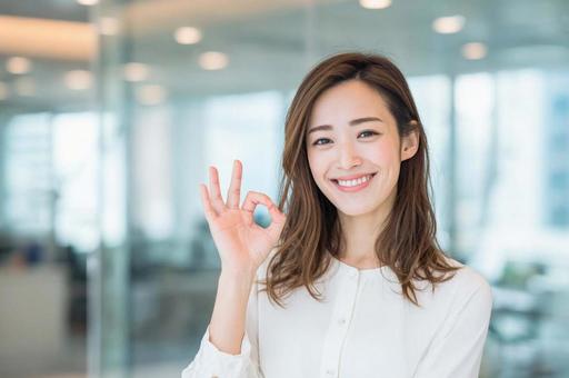 OKサインをするビジネス女性の写真