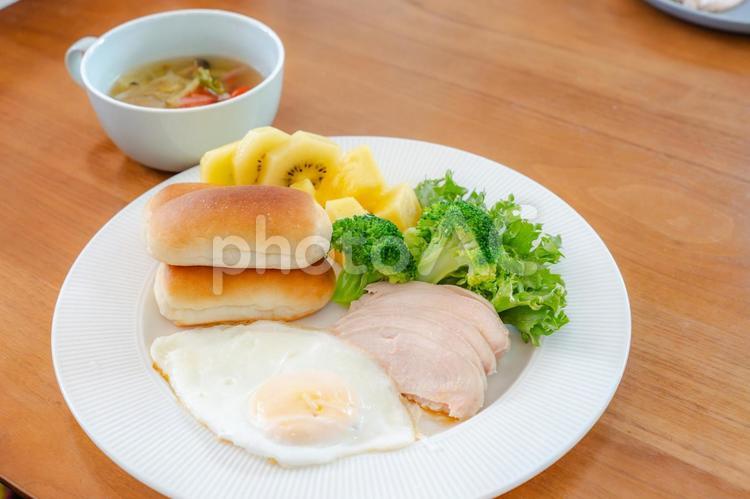 パンと卵と野菜の朝食 朝食,パン,卵の写真素材