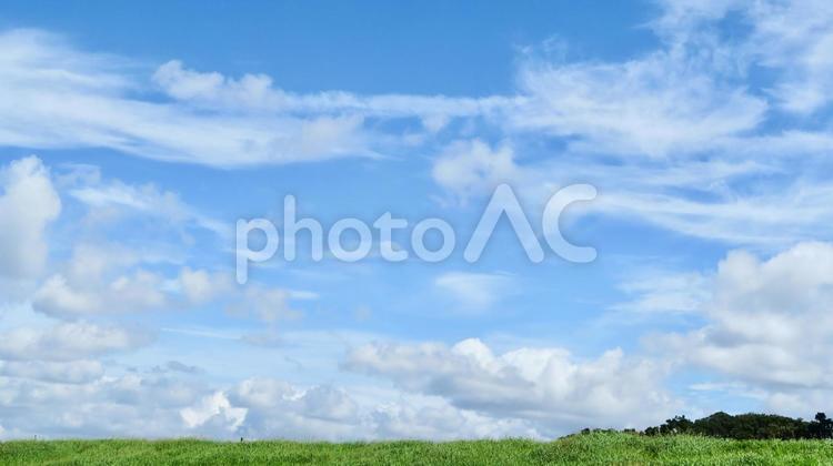土手の上の青空に流れる雲 土手,青空,雲の写真素材
