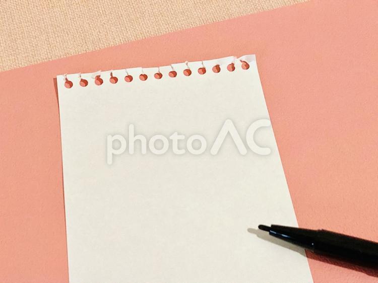 白いノートの紙とマジック（ピンク） ピンク,お知らせ,通知の写真素材