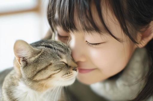 子猫と顔をくっつける少女 子猫と顔をくっつける少女の写真