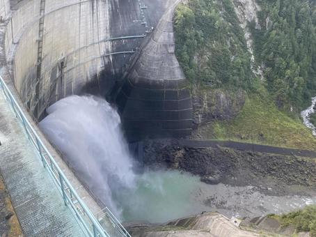 黒部ダム放水 黒部ダム,放水,水飛沫の写真素材