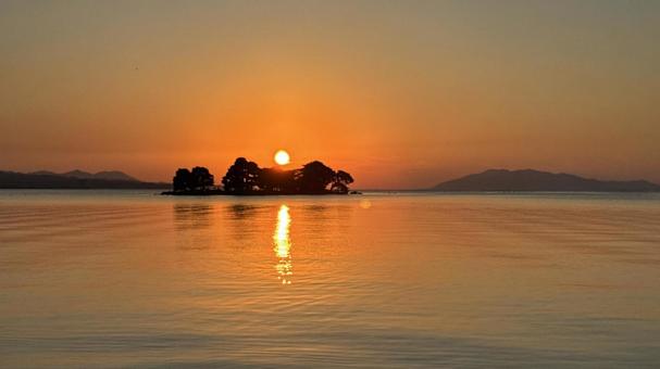 宍道湖の嫁ヶ島と夕日 夕焼け,夕陽,日の入りの写真素材