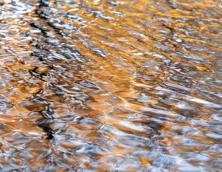 秋の湖に映る紅葉と水面の反射3 湖,池,水面の写真素材