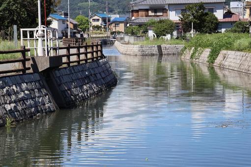 水路のある住宅街の町並みの風景 水路,住宅街,町並みの写真素材