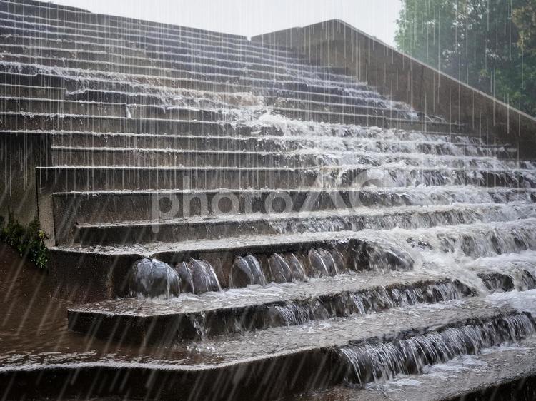 大雨の階段_AS000017 雨,梅雨,豪雨の写真素材