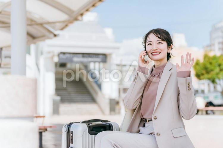 タクシー乗り場・待合所にいる女性（電話） 会う,再会,電話の写真素材