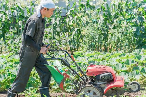 畑を小型トラクターで耕す農家の男性 畑を小型トラクターで耕す農家の男性 農業,野菜,農家の写真素材