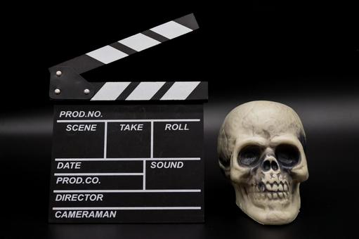 ホラー、サスペンス　映画やドラマイメージ カチンコ,髑髏,頭蓋骨の写真素材