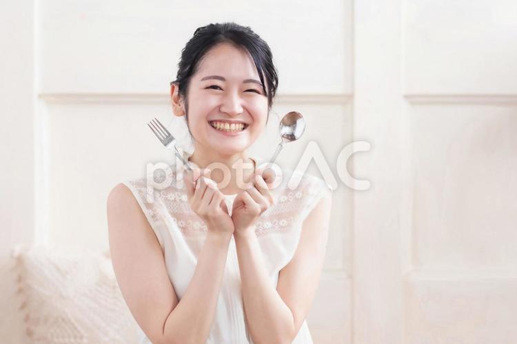 フォークとスプーンを持つ女性 食べる,食欲,洋食の写真素材