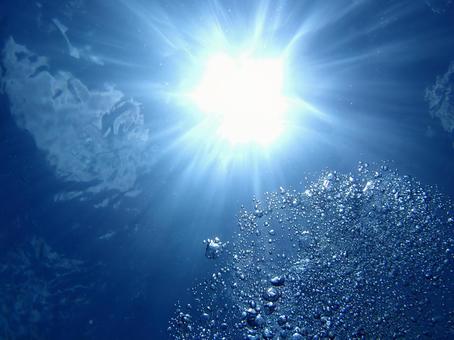 海の中の光と泡 ダイビング,水中,光の写真素材