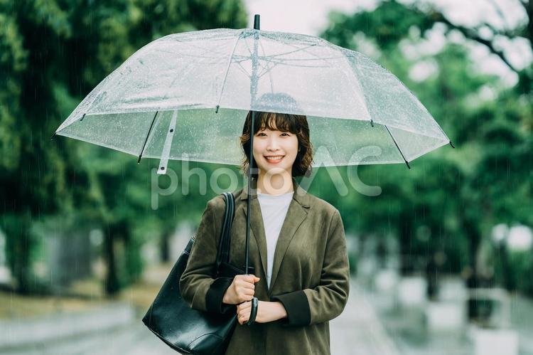 雨の中で傘をさす女性（梅雨・6月） 雨,梅雨,6月の写真素材