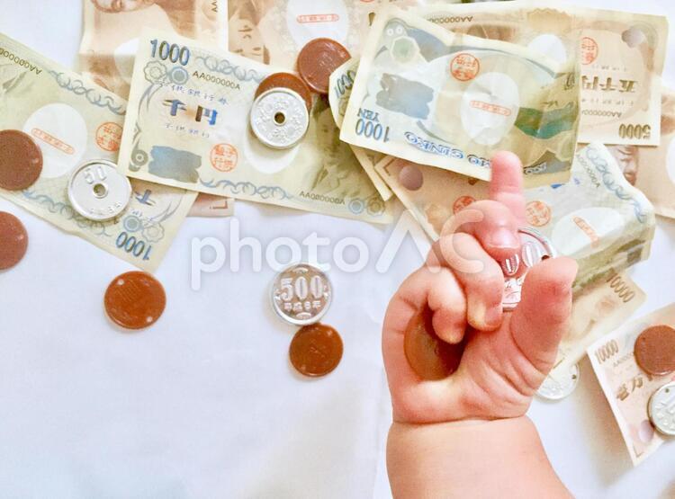 おもちゃのお金と子供の手 お金,紙幣,子供の手の写真素材