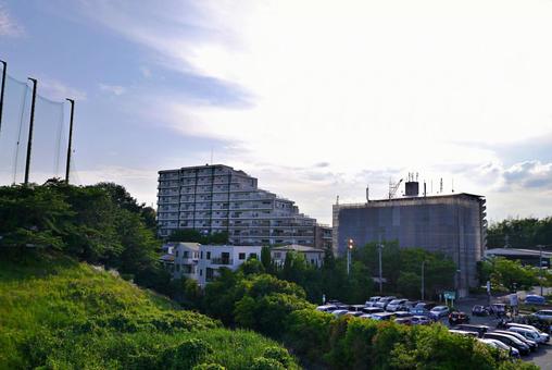 炎天下の町 炎天下の町 町並み,マンション,雑草の写真素材