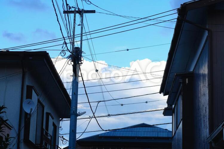 夏の夕暮れ前の住宅街と雲 郊外,建て売り,住宅街の写真素材