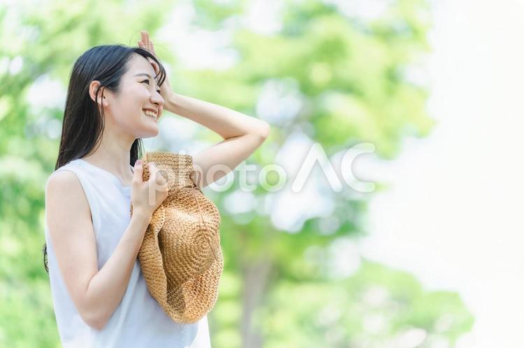 夏の旅行・レジャーに来た女性（笑顔） 夏,女性,旅行の写真素材