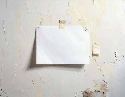 ひび割れた壁に皺のある白紙ポスター ひび割れた壁に皺のある白紙ポスターの写真