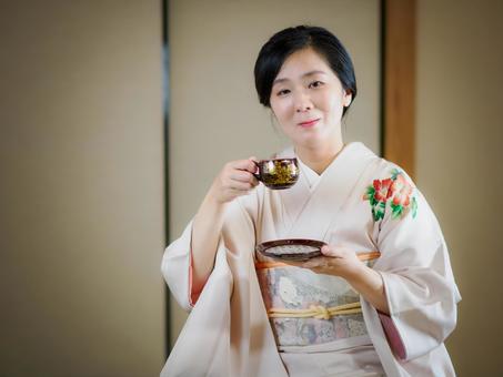 33:お茶をいただく着物の女性 33:お茶をいただく着物の女性 着物,おもてなし,コーヒーブレイクの写真素材