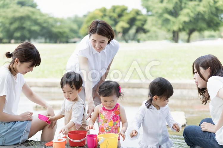 ママ友　母親　育児　水遊び 育児,ママ友,公園の写真素材
