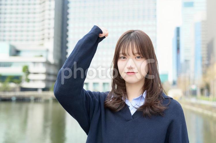 ガッツポーズをする女子高生 高校生,女子高生,ガッツポーズの写真素材