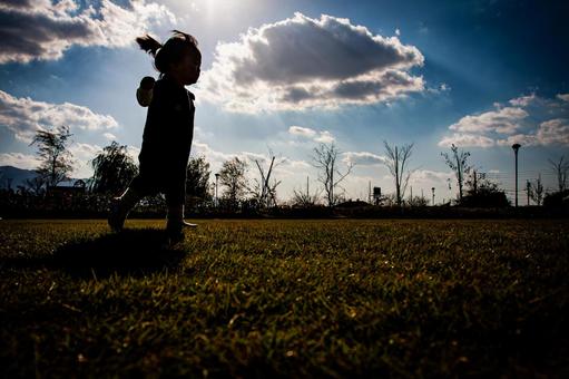芝生を走る子供 芝生を走る子供 駆け出す,笑顔,楽しいの写真素材
