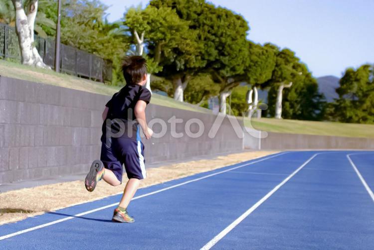 ＜小学生＞グラウンドを駆け抜ける少年 子供,走る,陸上の写真素材