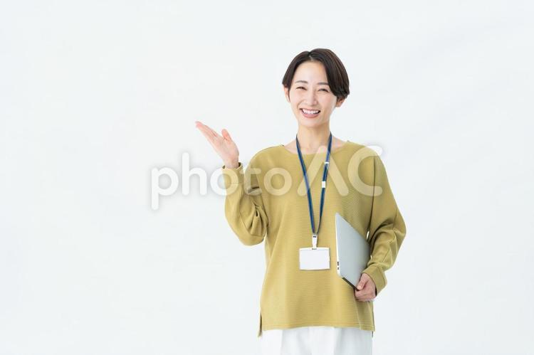 おすすめするミドルのエンジニア ビジネス,おすすめ,女性の写真素材
