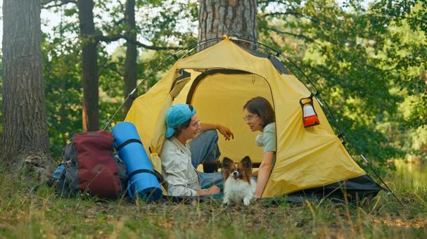 テントでくつろぐ二人 男女,外国人,パピヨンの写真素材