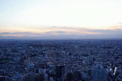 夕焼け空の下の都市風景 夕焼け空の下の都市風景 都市,街,町並みの写真素材