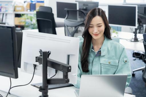オフィスで仕事をする若い女性エンジニア オフィスで仕事をする若い女性エンジニア エンジニア,設計士,ビジネスの写真素材