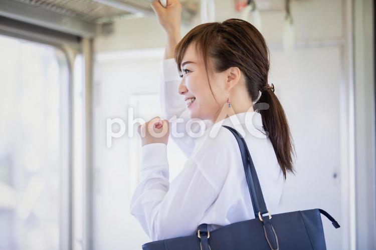 電車に乗る女性 電車,通勤,出勤の写真素材
