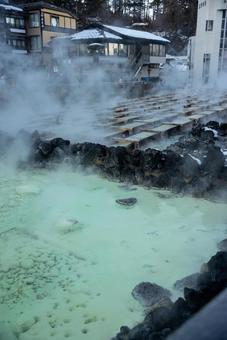 湯けむり立ち込める温泉街の冬 湯畑,温泉,湯けむりの写真素材