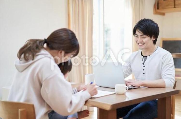 絵を描く母子とテレワークをするお父さん 家族,ファミリー,リビングの写真素材