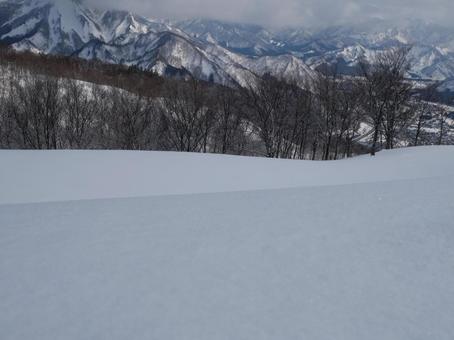 新雪多めの雪山 冬の風景,スキー場,青空の写真素材