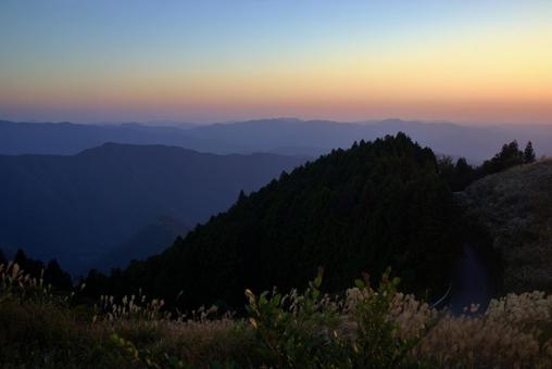 青空と山脈のグラデーションが広がる秋絶景 青空と山脈のグラデーションが広がる秋絶景 青空,空,グラデーションの写真素材