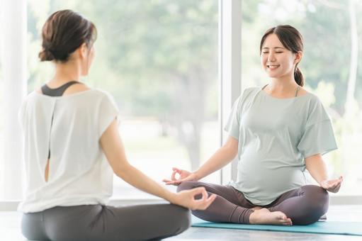 マタニティヨガを行う若い妊婦の女性 マタニティヨガを行う若い妊婦の女性 妊婦,プレママヨガ,マタニティヨガの写真素材