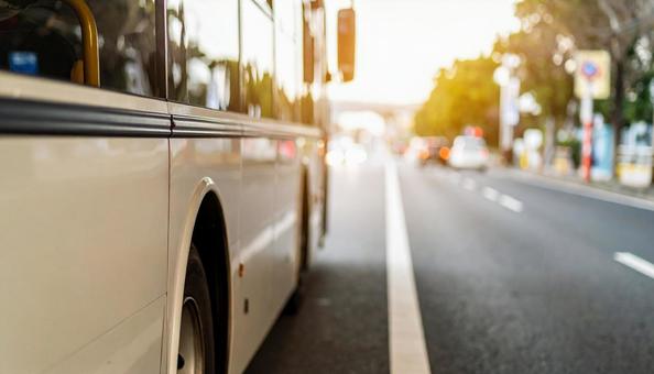 道路を走る観光バス 道路を走る観光バスの写真