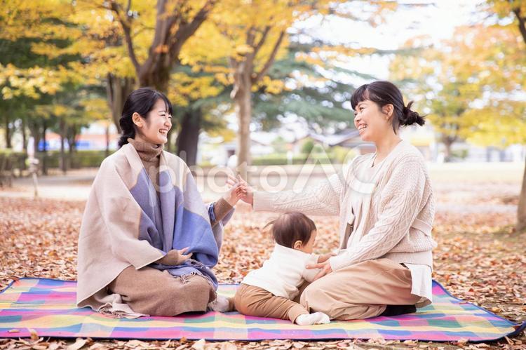 公園でママ友と話す女性（冗談・楽しい） ママ友,話す,主婦の写真素材