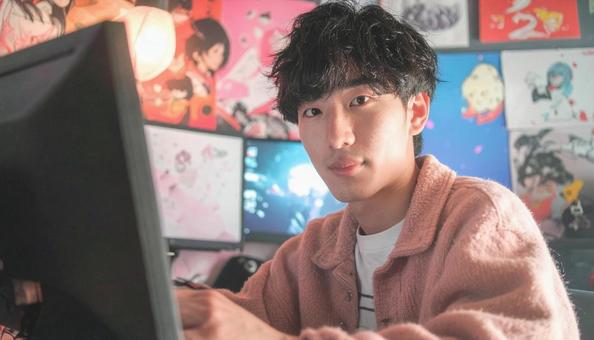 パソコンをする男性 パソコンをする男性の写真