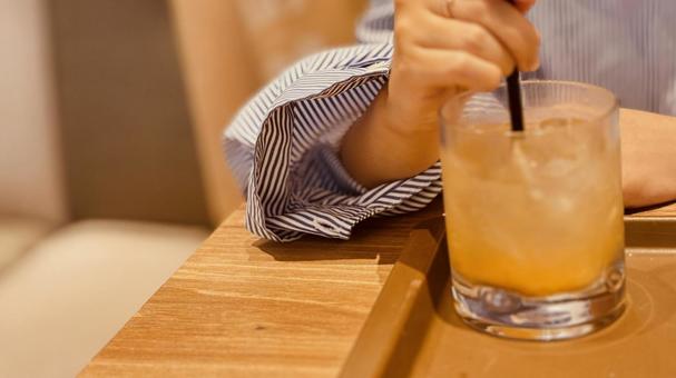 ゆず入りの美味しそうなソーダと女性 ゆず入りの美味しそうなソーダと女性の写真
