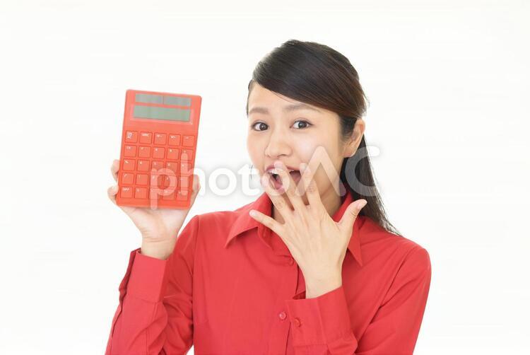 計算機を持つ驚いた表情の女性 女性,女,驚くの写真素材