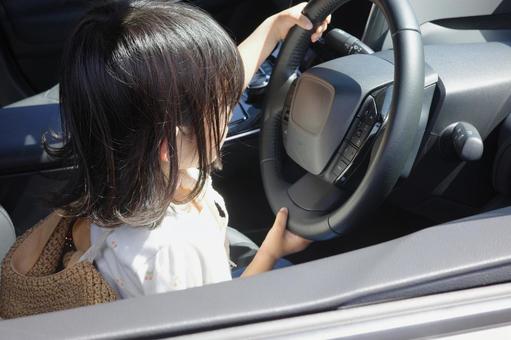 運転席でハンドルを握る子ども 運転席でハンドルを握る子ども 子ども,車,運転席の写真素材