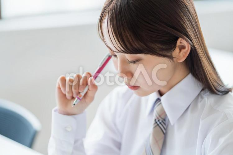 勉強をする高校生の女の子。 女性,女子,高校生の写真素材
