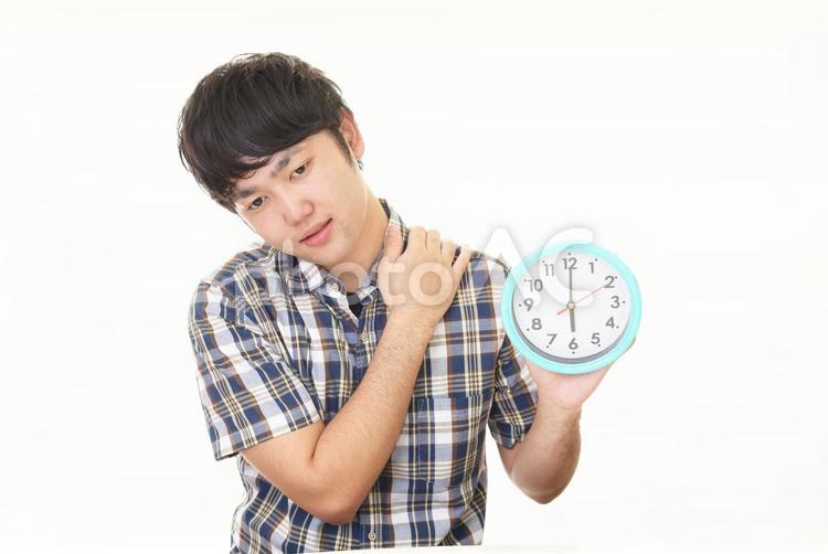 時計を持って悩む男性 男性,時計,時間の写真素材