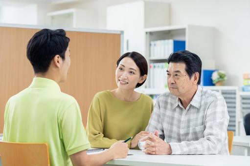介護の相談する親子 介護の相談する親子 介護,相談,親子の写真素材