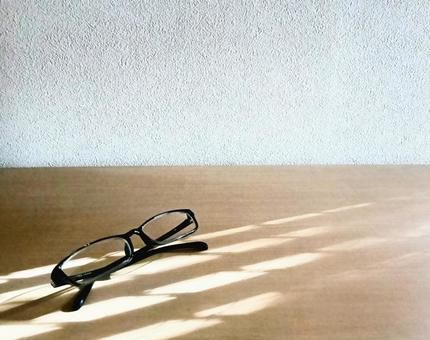 陽光の朝物語-3- メガネ,眼鏡,黒縁眼鏡の写真素材