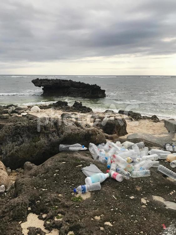 海岸のゴミ ゴミ,ペットボトル,海の写真素材