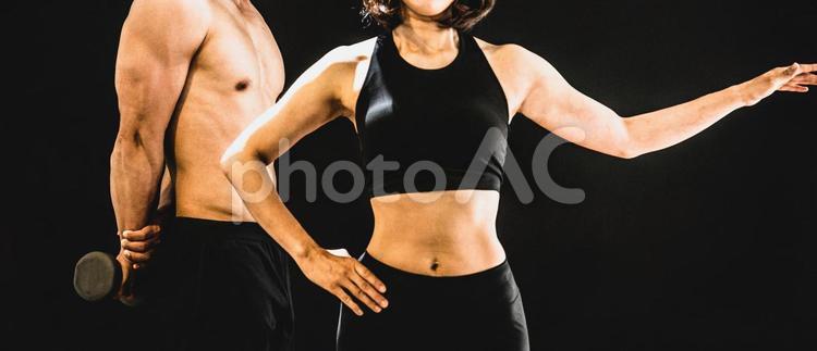 筋肉を鍛える男女（顔なし） 筋肉,マッチョ,男女の写真素材